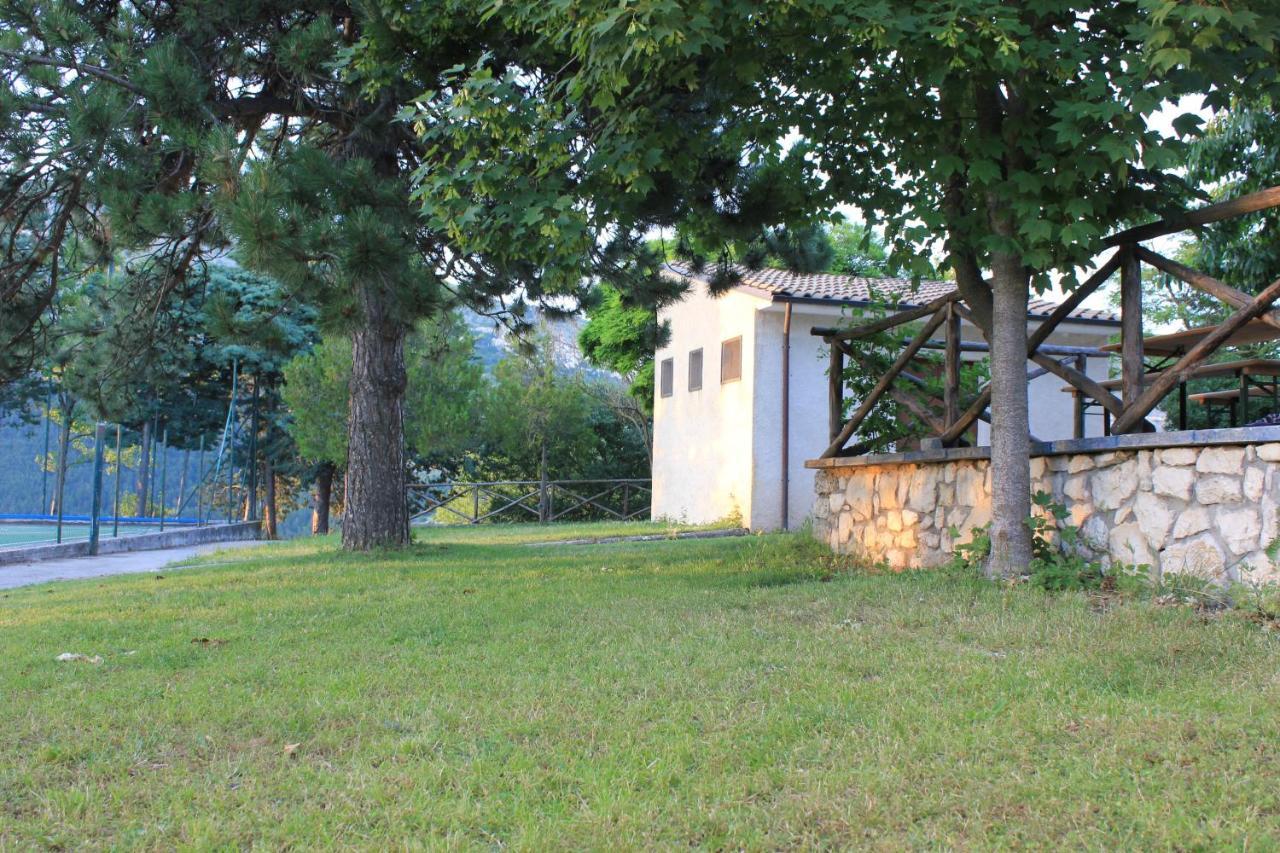Hotel Adonis à Castelvecchio Calvisio Extérieur photo